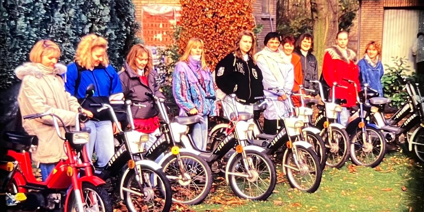 oude groepsfoto poetsdienst Kotee