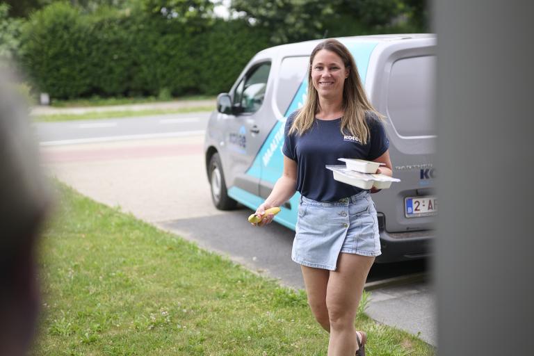 Medewerker brengt maaltijd aan huis